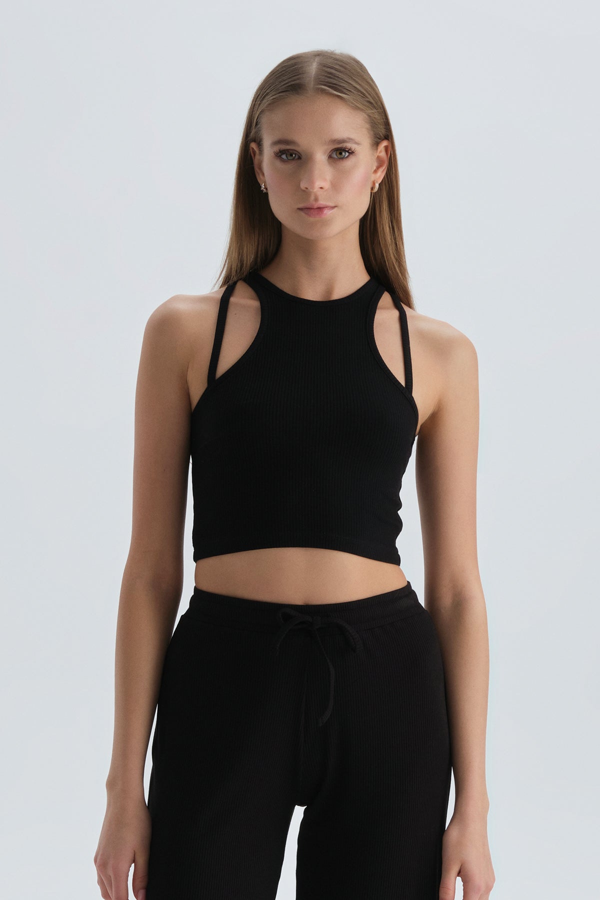 Siyah Ip Askılı Halter Yaka Crop Atlet